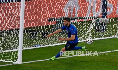 Pemain Italia Manuel Locatelli melakukan selebrasi usai mencetak gol pertama timnya pada pertandingan grup A Piala Eropa 2020 antara Italia dan Swiss di Stadion Olimpiade Roma, Kamis (17/6) dini hari WIB.