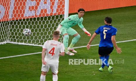 Pemain Italia Manuel Locatelli mencetak gol pertama timnya saat pertandingan grup A Piala Eropa 2020 antara Italia dan Swiss di stadion Olimpiade Roma, Kamis (17/6) dini hari WIB.