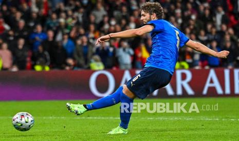 Pemain Italia Manuel Locatelli menembak dan gagal mengeksekusi tendangan penalti saat pertandingan semifinal kejuaraan sepak bola Euro 2020 antara Italia dan Spanyol di stadion Wembley di London, Inggris,Rabu (7/7) dini hari WIB.