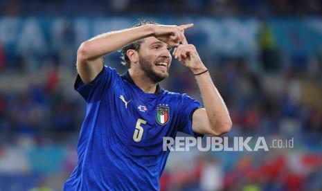 Pemain Italia Manuel Locatelli merayakan setelah mencetak gol pembuka timnya pada pertandingan grup A kejuaraan sepak bola Euro 2020 antara Italia dan Swiss di stadion Olimpiade di Roma, Kamis (17/6) dini hari WIB.