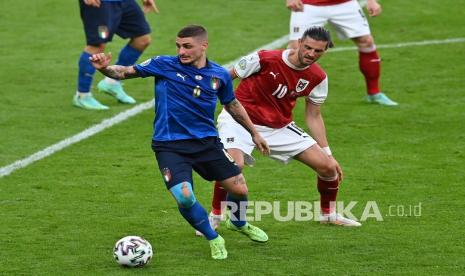 Pemain Italia Marco Verratti, kiri, dan Florian Grillitsch dari Austria berebut bola pada pertandingan babak 16 besar Piala Eropa 2020 antara Italia dan Austria di stadion Wembley di London, Ahad (27/6) dini hari WIB.