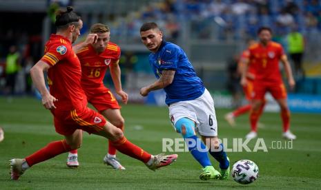 Pemain Italia Marco Verratti membawa bola.