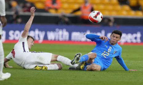 Pemain Italia Matteo Pessina (kanan) beraksi melawan Inggris dalam pertandingan UEFA Nations League.