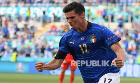 Pemain Italia Matteo Pessina melakukan selebrasi usai mencetak gol pembuka timnya pada pertandingan grup A Piala Eropa 2020 antara Italia dan Wales di stadion Stadio Olimpico di Roma, Ahad (20/6).