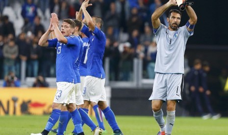 Pemain Italia memberi salam kepada fan di stadion Juventus, Turin seusai laga kualifikasi Piala Dunia 2018 lawan Spanyol, Jumat (7/10) dini hari WIB. Pada Ahad (9/10), Italia akan bertandang ke Makedonia.