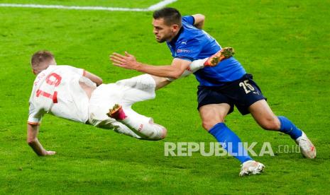 Pemain ItaliDani Olmo (kiri) pada semifinal kejuaraan sepak bola Euro 2020 antara Italia dan Spanyol di stadion Wembley di London, beberapa waktu lalu.