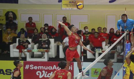 Pemain Jakarta Bhayangkara Presisi, Rendy Verdian Licardo (11) melompat hendak melakukan spike disaksikan rekannya, Alfin Daniel Pratama (7) pada laga melawan Jakarta STIN BIN pada partai pamungkas putaran kedua PLN Mobile Proliga 2023 di GOR UNY, Yogyakarta, Ahad (19/2/2023). Bertanding kali ketiga dalam empat hari, Bhayangkara takluk dengan skor 0-3 (21-25, 18-25, 20-25). 