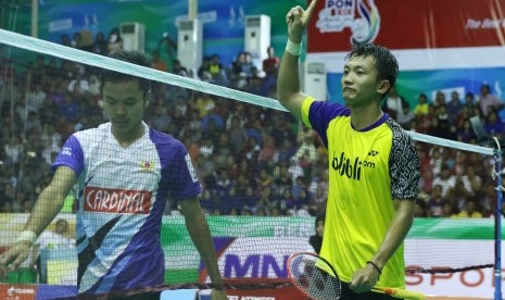 Pemain Jateng, Ihsan Maulana Mustofa kalahkan pemain Jabar, Anthony Sinisuka Ginting dalam partai final beregu bulu tangkis PON XIX di GOR Bima, Cirebon, Jumat (23/9).