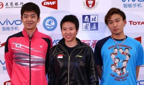 Pemain Jepang Kento Momota (kanan) berfoto bersama pemain Indonesia Liliyana Natsir (tengah) dan pemain Korea Selatan Lee Yong Dae (kiri)