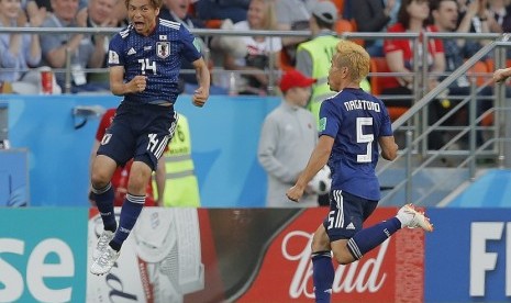   Pemain Jepang Takashi Inui (kiri) merayakan gol yang ia ciptakan ke gawang Senegal dalam pertandingan lanjutan Grup H Piala Dunia 2018 di Yekaterinburg, Rusia, Ahad (24/6). 