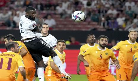 Pemain Jerman Antonio Ruediger, atas, gagal mencetak gol pada pertandingan sepak bola kualifikasi grup J Piala Dunia 2022 antara Jerman dan Armenia di stadion Mercedes-Benz Arena di Stuttgart, Jerman, Senin (6/9).