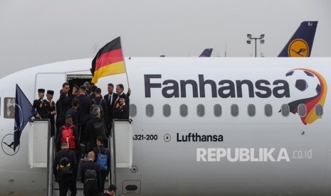 Pemain Jerman berangkat ke Rusia dari Bandara Internasional Frankfurt di Frankfurt, Jerman, Selasa (12/6).