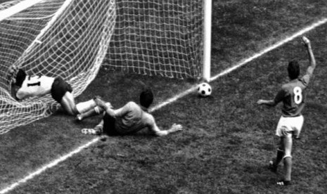   Pemain Jerman Gerd Mueller (kiri) menabrak jaring gawang setelah gagal memperdaya penjaga gawang Itali Enrico Albertosi (tengah) dalam laga semi final Piala Dunia 1970 di Mexico. Pertandingan dimenangkan Itali 4-3 setelah perpanjangan waktu.