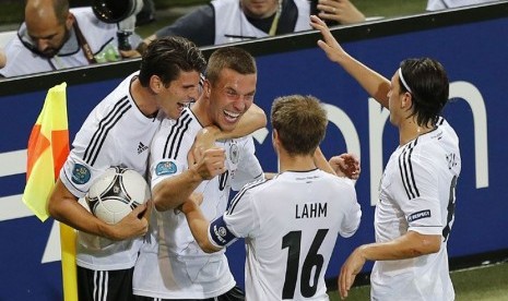  Pemain Jerman Lukas Podolski (kedua kiri) usai mencetaK gol pertama ke gawang Denmark dalam laga babak penyisihan Grup B Piala Eropa 2012 di Stadion Arena Lviv, Ukraina, Senin (18/6) dini hari WIB. (Michael Probst/AP)