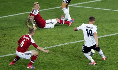  Pemain Jerman Lukas Podolski mencetaK gol pertama ke gawang Denmark dalam laga babak penyisihan Grup B Piala Eropa 2012 di Stadion Arena Lviv, Ukraina, Senin (18/6) dini hari WIB. (