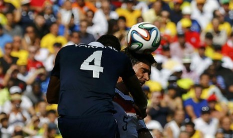 Pemain Jerman, Mats Hummels (kanan), mencetak gol setelah memenangkan duel udara dengan pemain Prancis, Raphael Varane, di laga perempat final Piala Dunia 2014 di Stadion Maracana, Rio de Janeiro, Jumat (4/7). 