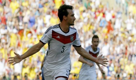 Pemain Jerman, Mats Hummels, merayakan golnya ke gawang Prancis di laga perempat final Piala Dunia 2014 Brasil di Stadion Maracana, Rio de Janeiro, Jumat (4/7). 