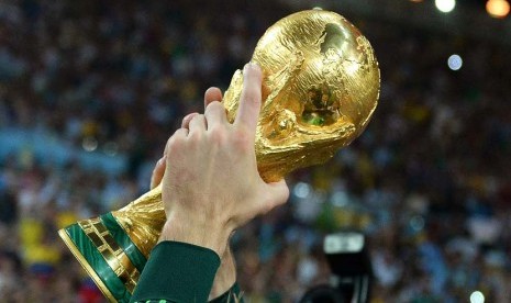 Pemain Jerman merayakan dengan trofi Piala Dunia setelah Piala Dunia FIFA 2014 final antara Jerman dan Argentina di Estadio do Maracana di Rio de Janeiro, Brasil, Minggu (13/7). (EPA/Marcus Brandt).