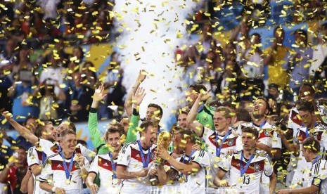 Pemain Jerman merayakan dengan trofi setelah memenangkan Piala Dunia FIFA 2014 final antara Jerman dan Argentina di Estadio do Maracana di Rio de Janeiro, Brasil,Minggu (13/7).   (EPA/Antonio Lacerda).