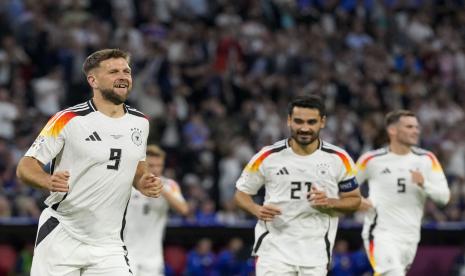 Pemain Jerman Niclas Fullkrug (kiri) merayakan golnya ke gawang Skotlandia bersama rekan-rekannya pada laga pembuka Grup A Euro 2024 di ALlianz Arena, Munchen, Sabtu (15/6/2024) dini hari WIB.