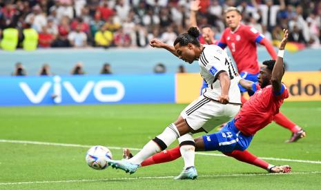 Pemain Jerman Serge Gnabry (kiri) mencoba melewati pemain Kosta Rika Keysher Fuller (kanan) pada pertandingan Grup E Piala Dunia 2022 Qatar di Stadion Al Bayt, Al Khor, Jumat (2/12) dini hari WIB