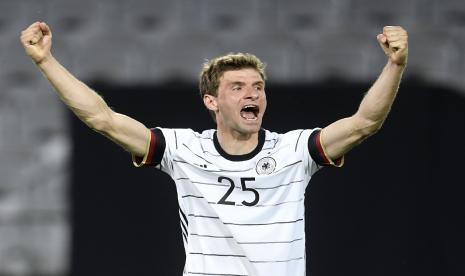 Pemain Jerman Thomas Muller merayakan setelah rekan setimnya Florian Neuhaus mencetak gol pembuka selama pertandingan sepak bola persahabatan internasional antara Jerman dan Denmark di Tivoli Stadion Tirol di Innsbruck, Austria, Rabu, 2 Juni 2021.