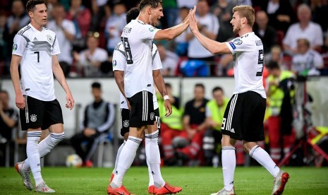 Pemain Jerman Timo Werner (kanan) merayakan golnya ke gawang Estonia.kana