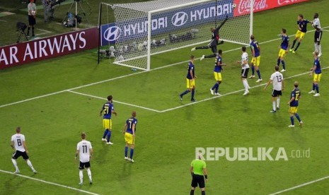 Pemain Jerman Toni Kroos mencetak gol kedua timnya pada pertandingan grup F Piala Dunia 2018  antara Jerman dan Swedia  di Stadion Fisht di Sochi, Rusia, Sabtu (23/6). 