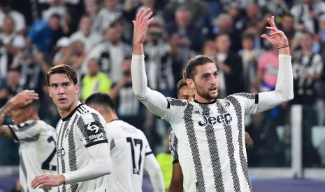 Pemain Juventus Adrien Rabiot (kanan) dan Dusan Vlahovic ketika menghadapi Maccabi Haifa pada penyisihan grup H Liga Champions di Stadion Allianz, Turin, Italia, Kamis (6/10/2022) dini hari WIB. 