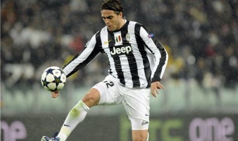 Pemain Juventus, Alessandro Matri, mengontrol bola saat menghadapi Celtic di babak 16 besar Liga Champions di Stadion Juventus, Turin, Rabu (6/3).  