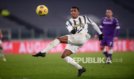 Pemain Juventus Alex Sandro positif Covid-19.