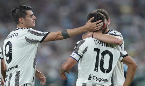  Pemain Juventus Alvaro Morata (kiri) merayakan golnya bersama rekan setimnya Paulo Dybala (kanan) pada pertandingan sepak bola Serie A antara Juventus dan Lazio di Allianz Stadium, Turin, Italia, Selasa (17/5/2022) dini hari WIB. 