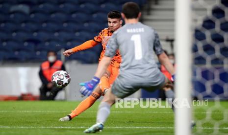 Penyerang Juventus Alvaro Morata melakukan tembakan di depan kiper Porto Agustin Marchesin,(kanan) pada babak 16 besar Liga Champions, leg pertama, pertandingan sepak bola antara FC Porto dan Juventus di Stadion Dragao di Porto, Portugal, Kamis (18/2) dini hari WIB. 