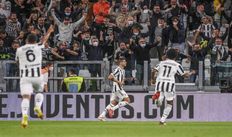 Pemain Juventus Alvaro Morata, tengah, merayakan mencetak gol pembuka timnya selama pertandingan sepak bola Serie A antara Juventus dan AC Milan, di stadion Turin Allianz, Italia, Minggu, 19 September 2021.