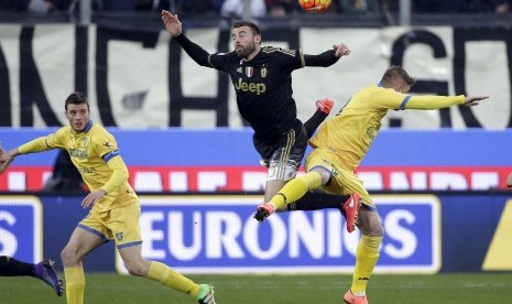 Pemain Juventus, Andrea Barzagli (tengah), berebut bola dengan pemain Frosinone, Federico Dionisi (kanan), dalam laga Serie A Italia di Stadion Matusa, Frosinone, Ahad (7/2). 