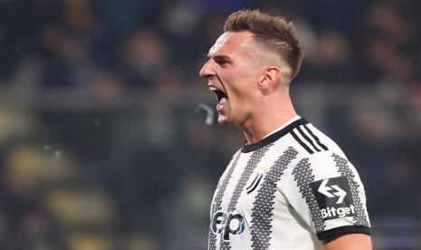 Pemain Juventus Arkadiusz Milik merayakan gol pembuka pada pertandingan sepak bola Serie A Italia US Cremonese vs Juventus FC di stadion Giovanni Zini di Cremona, Italia, Kamis (5/1/2023) dini hari WIB.