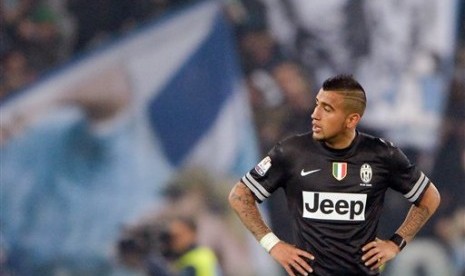 Pemain Juventus Arturo Vidal terlihat kecewa setelah timnya gagal melangkah ke final Coppa Italia setelah ditundukkan Lazio 2-1 di semi final leg kedua di Stadio Olimpico, Rabu (30/1) dini hari.