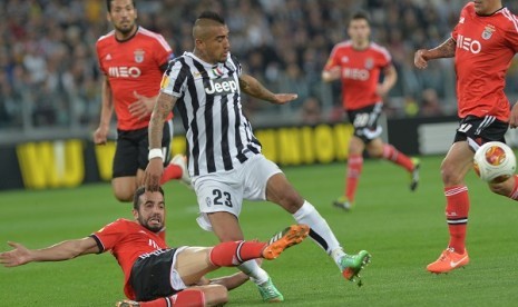 Pemain Juventus asal Chile Arturo Vidal (tengah) berebut bola dengan pemain bertahan Benfica Ruben Amorin (kiri) dalam leg kedua semiginal Liga Europa yang digelar di Juventus Stadium, 1 May waktu setempat (2/50) WIB dini hari. 