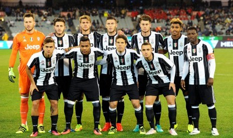 Pemain Juventus berdiri sebelum melawan Melbourne Victory di International Champions Cup di Melbourne, Sabtu (23/7).