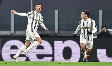 Pemain Juventus Cristiano Ronaldo (kiri) merayakan dengan rekan setimnya Paulo Dybala