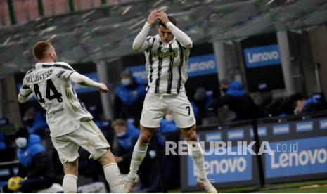 Pemain Juventus Cristiano Ronaldo melakukan selebrasi setelah mencetak gol kedua timnya pada pertandingan sepak bola leg pertama semifinal Piala Italia antara Inter Milan dan Juventus di stadion San Siro, di Milan, Italia, Rabu (3/2) dini hari WIB. 