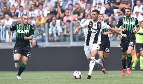  Pemain Juventus Cristiano Ronaldo membawa bola di pertandingan Serie A dalam pertandingan menghadapi US Sassuolo di Allianz Stadium Turin, Italia, Ahad (16/9). 