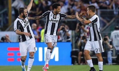  Pemain Juventus, Dani Alves (tengah), melakukan selebrasi usai menjebol gawang Lazio di final Coppa Italia di Stadion Olimpiade, Roma, Rabu (17/5).