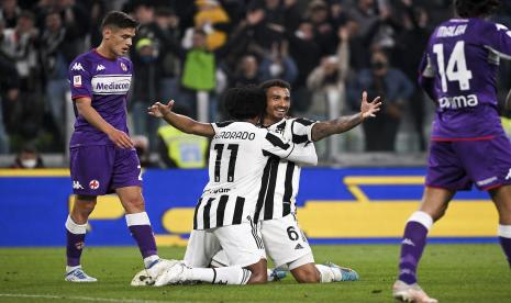 Pemain Juventus Danilo, kanan tengah, melakukan selebrasi setelah mencetak gol pada pertandingan semifinal Piala Italia antara Juventus dan ACF Fiorentina di Stadion Allianz di Turin, Italia, Rabu, 20 April 2022. 