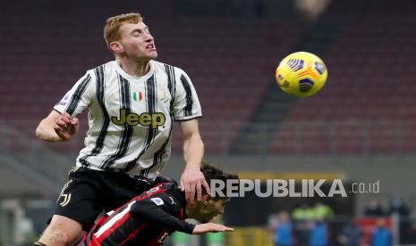 Pemain Juventus Dejan Kulusevski (kiri) duel perebutan bola dengan pemain AC Milan Brahim Diaz pada pertandingan sepak bola Serie A antara AC Milan dan Juventus di stadion San Siro, di Milan, Italia, Kamis (7/1) dini hari WIB.