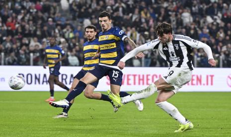 Pemain Juventus Dusan Vlahovic berupaya mencetak gol dalam pertandingan sepak bola Serie A Liga Italia di Stadion Allianz, Turin, Kamis (31/10/2024) dini hari WIB.