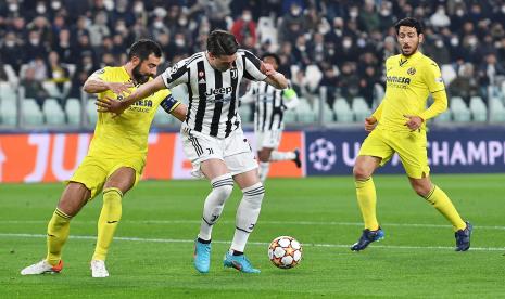 Pemain Juventus Dusan Vlahovic (tengah) berebut bola dengan pemain Villarreal Raul Albiol (kiri) pada pertandingan leg kedua babak 16 besar Liga Champions di Allianz Stadium, Kamis (17/3/2022) dini hari WIB.