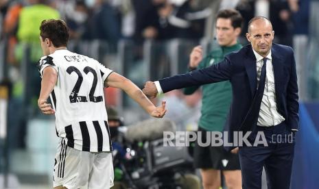 Pemain Juventus Federico Chiesa (kiri) bergembira dengan pelatihnya Massimiliano Allegri setelah mencetak gol 1-0 pada pertandingan sepak bola grup H Liga Champions UEFA Juventus FC vs Chelsea FC di Allianz Stadium di Turin, Italia, Kamis (30/9) dini hari WIB.