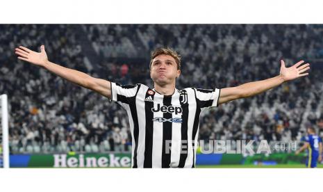 Pemain Juventus Federico Chiesa merayakan setelah mencetak gol 1-0 pada pertandingan sepak bola grup H Liga Champions UEFA Juventus FC vs Chelsea FC di Allianz Stadium di Turin, Italia, 