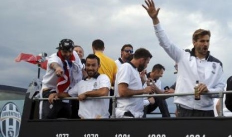 Pemain Juventus Fernando Llorente (kanan) bersama rekan setimnya merayakan keberhasilan klub asal Kota Turin itu meraih juara Liga Italia 2014, Ahad (18/5).